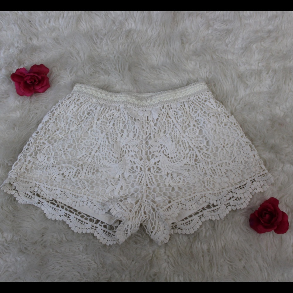 WHITE LACE SHORTS 🌹