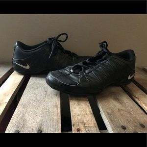 NIKE all black tennis shoe