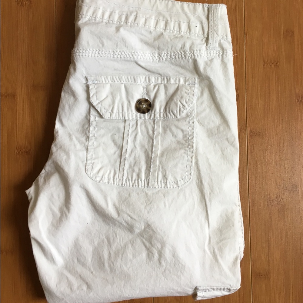 So cargo Capris. Size 5. Never worn!