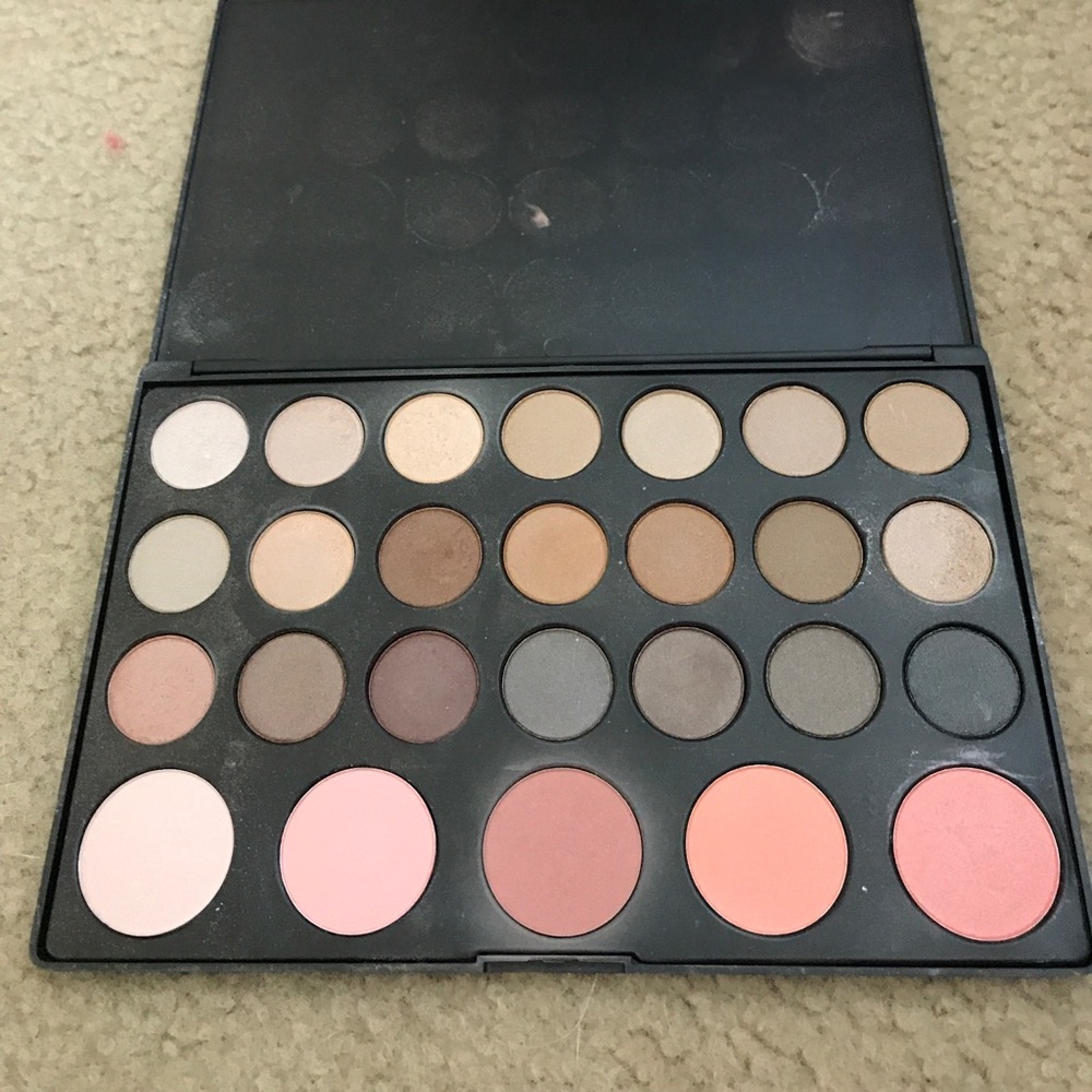 Eyeshadow/blush combo.