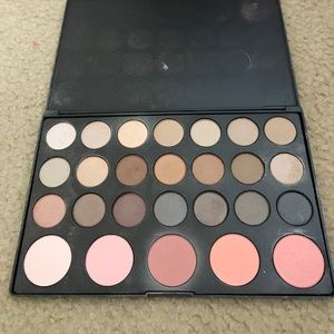 Eyeshadow/blush combo.