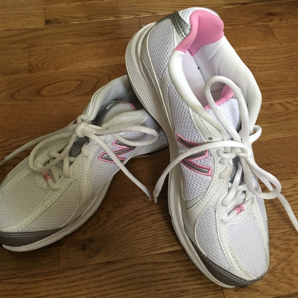 New balance tennis shoes