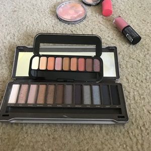 Eyeshadows Jessie's girl and Icon