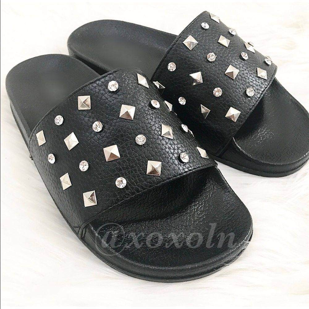 Studded slides 😎 - Picture 4 of 7