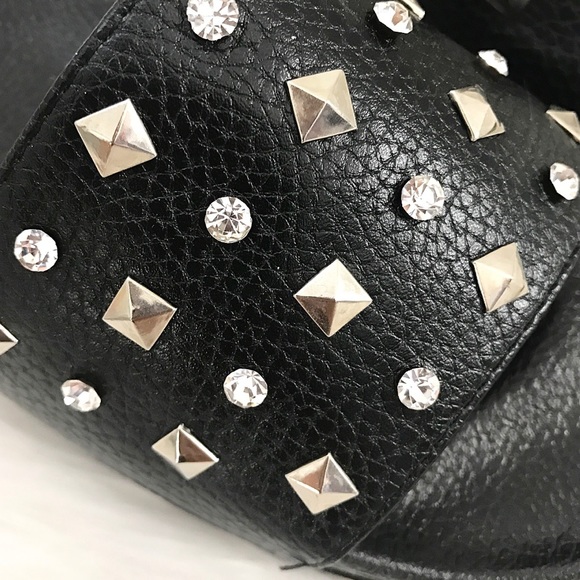 Studded slides 😎 - Picture 5 of 7