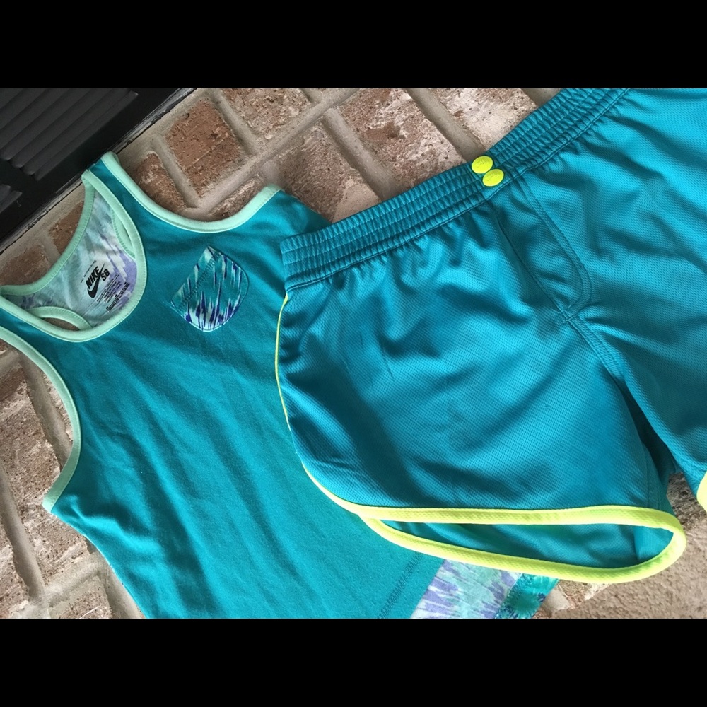 Two piece Nike Set for Girls Med Top Lg Bottom