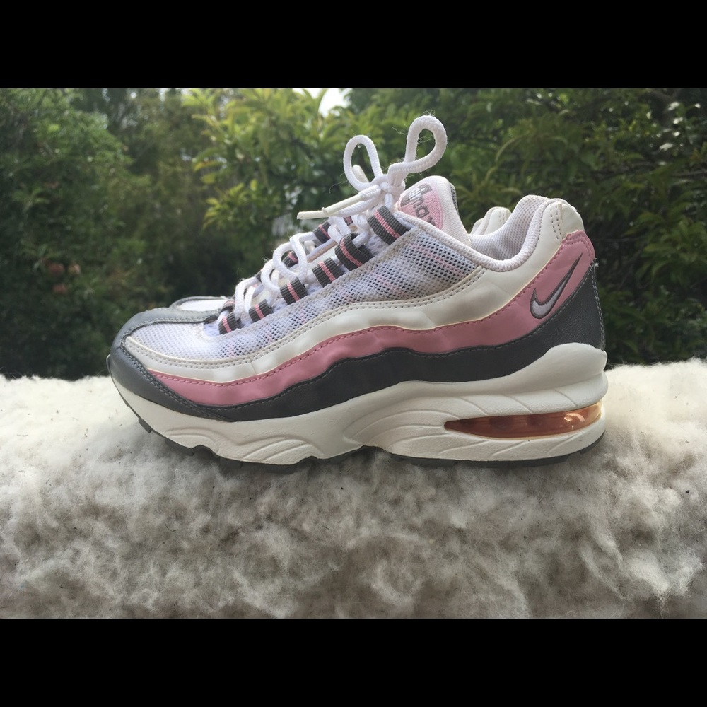 Pink Air max 95 size 3.5y fits a 4.5-5 W