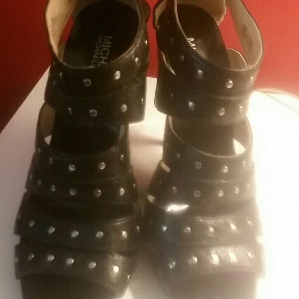 Straps booties/sandals, silver details and zipper