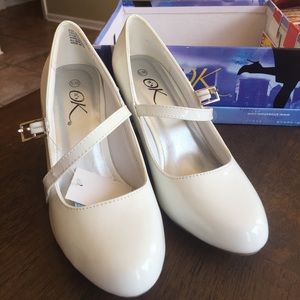 BRAND NEW WHITE HEALS WITH STRAP