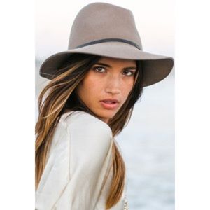 Janessa Leone Lola hat in sand