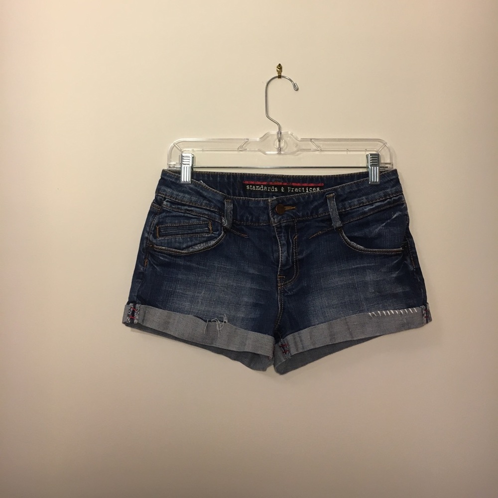 medium dark wash, embroidered jean shorts 🌴✨