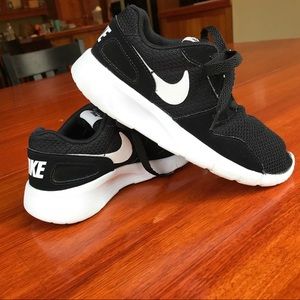 Nike Youth Tennis Shoes