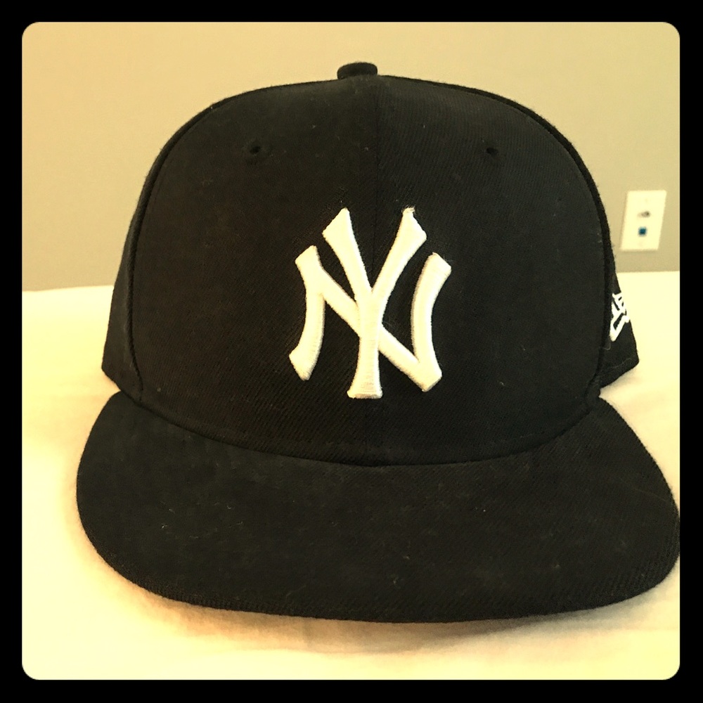 Excellent condition! NY Yankees flat top hat!
