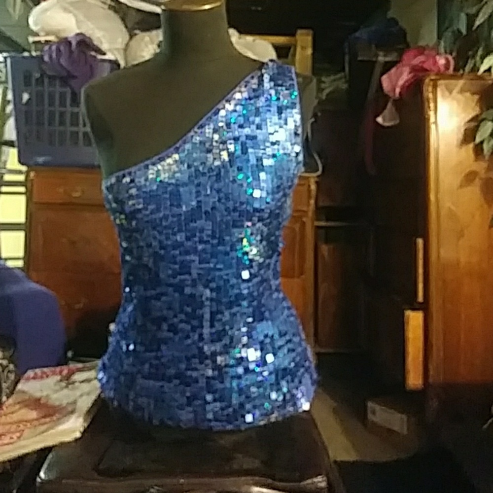 Off the shoulder tankblue sequence