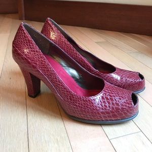 A2 Aerosols Red Snakeskin Pumps, sz 9