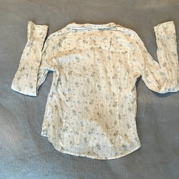 White Flowery Button Down Shirt Size M A&F - Picture 3 of 3