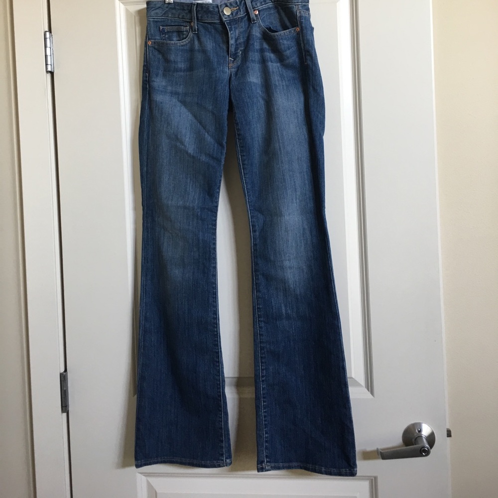 Super cute flare jeans!