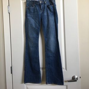 Super cute flare jeans!