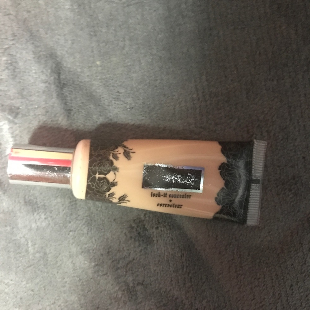 Kat Von D Lock It Concealer Shade Light 18