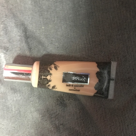 Kat Von D Lock It Concealer Shade Light 18 - Picture 1 of 2
