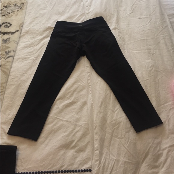 Lululemon Black Wunder Under Crops - Picture 2 of 6