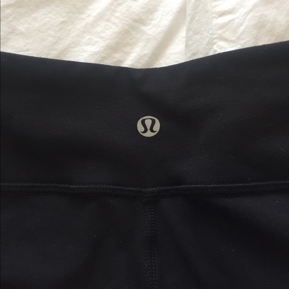 Lululemon Black Wunder Under Crops - Picture 3 of 6