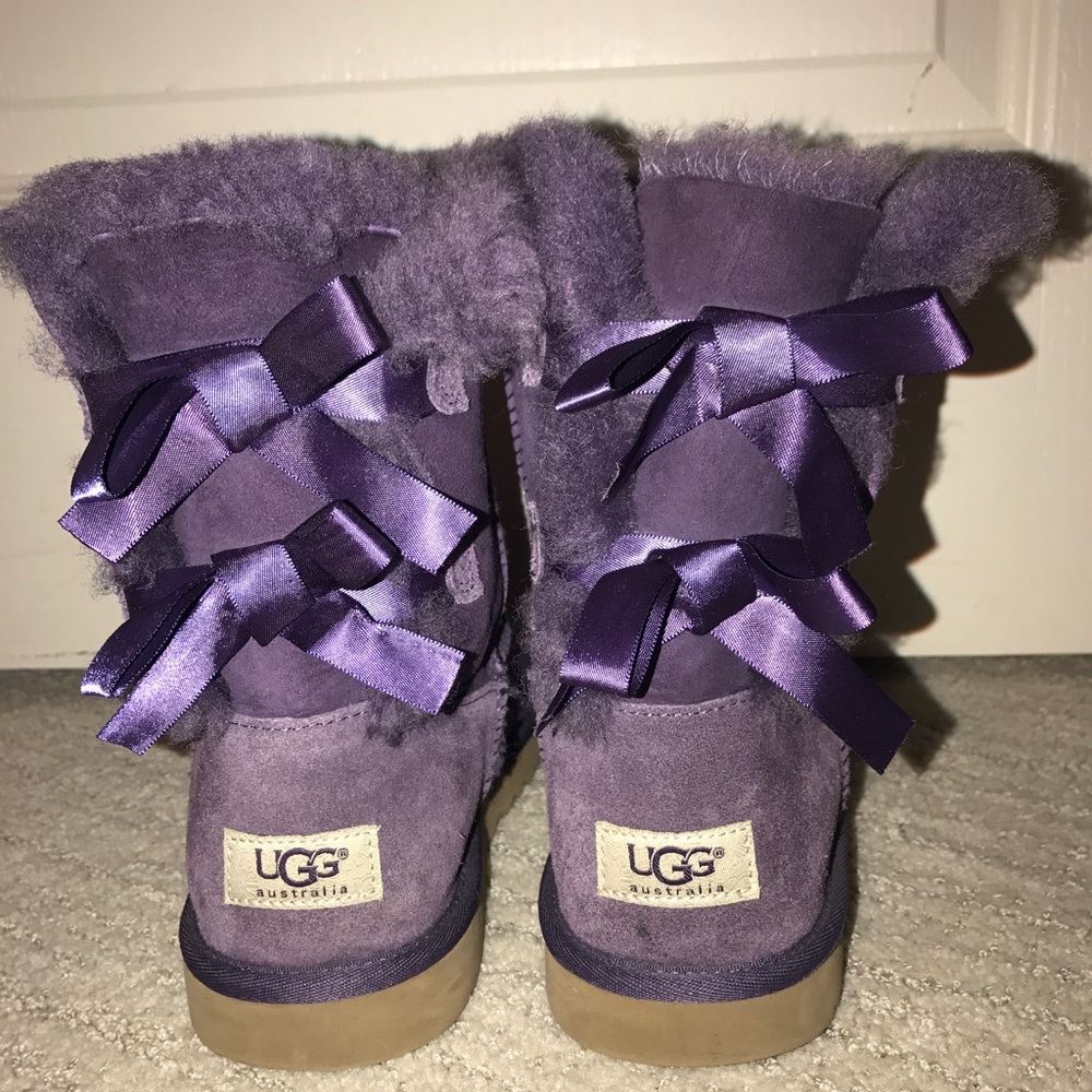 short ugg boots with bows on the back