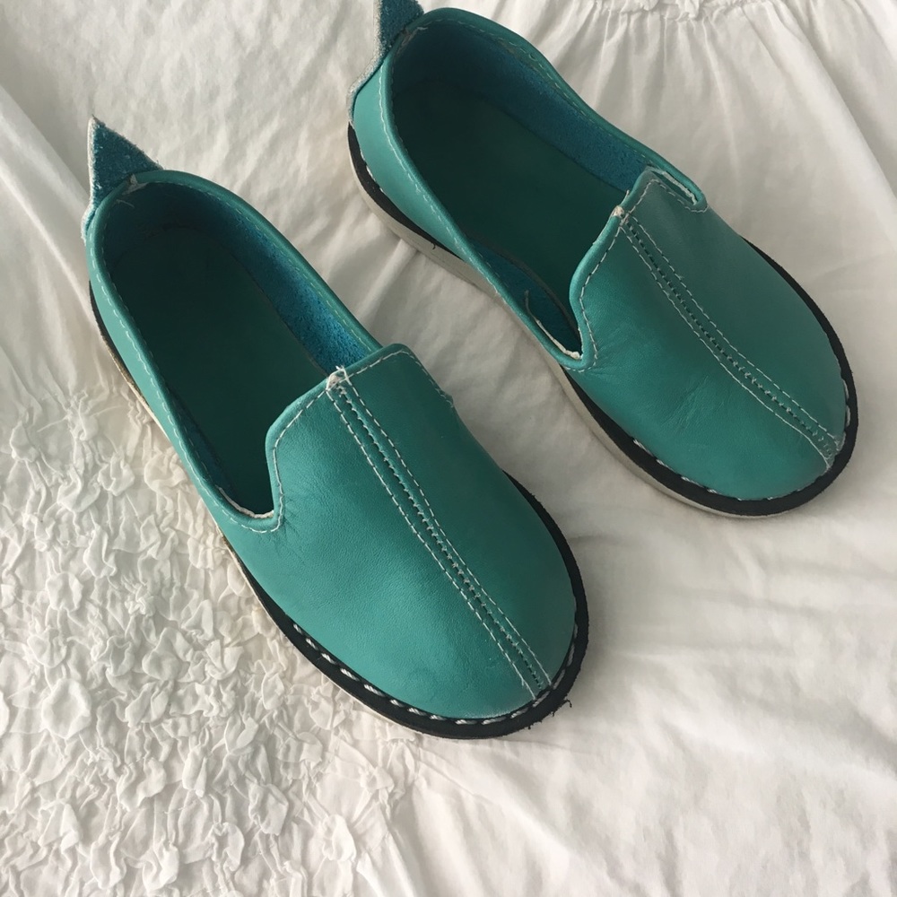 Blue huarachas with white soles.