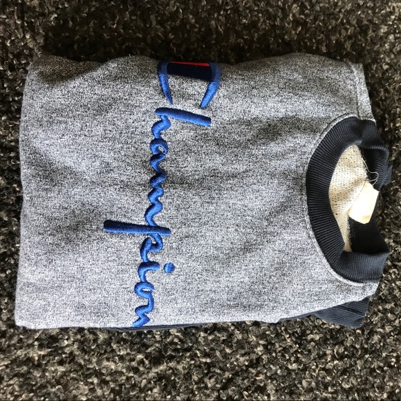 XS Champion crew neck sweatshirt. - Picture 2 of 4