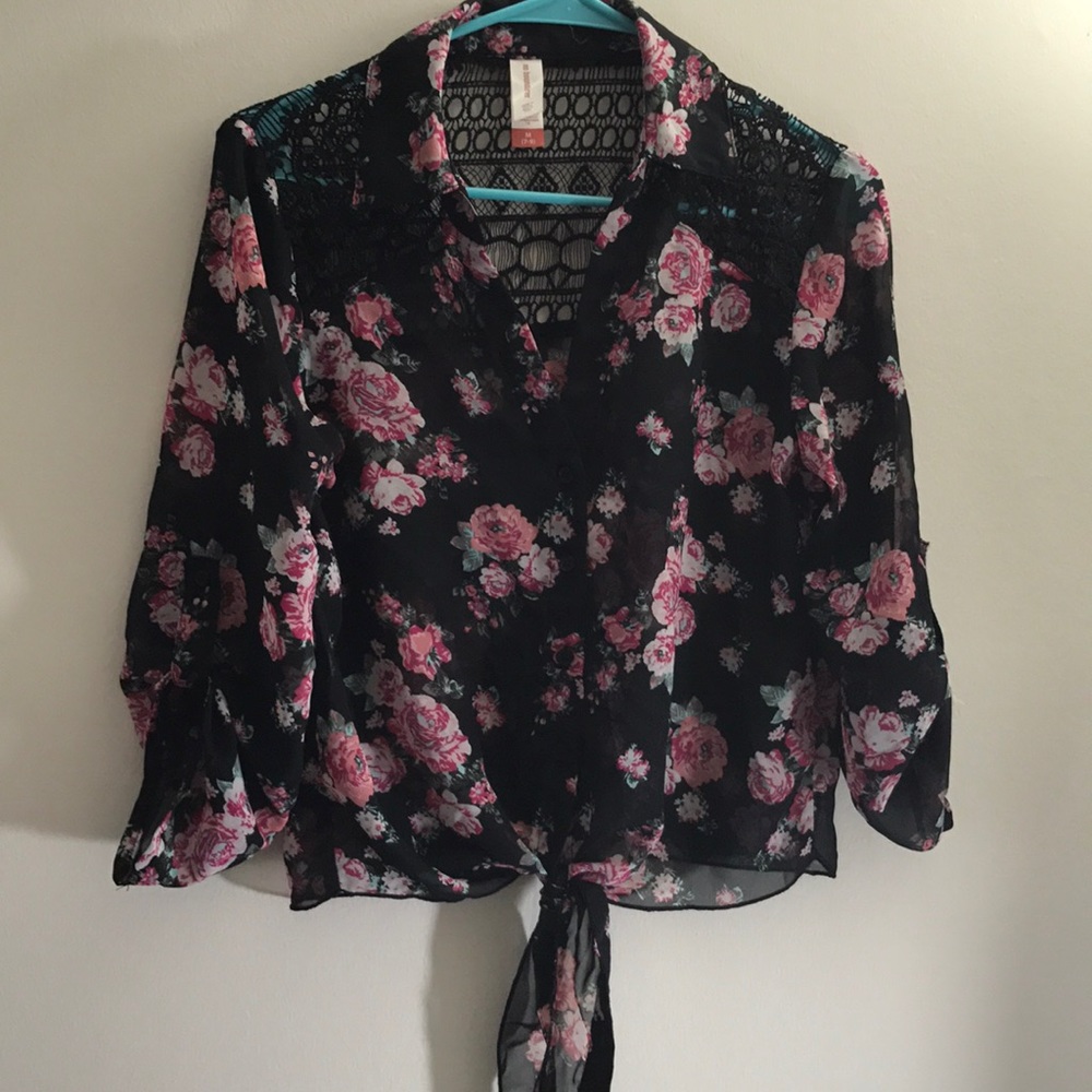 💕NWOT💕Floral cropped button up shirt