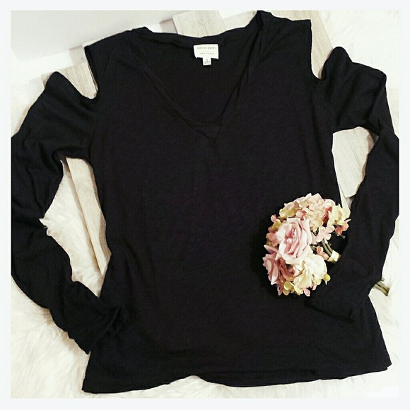 💋Black Cold-Shoulder Tee - Picture 4 of 6