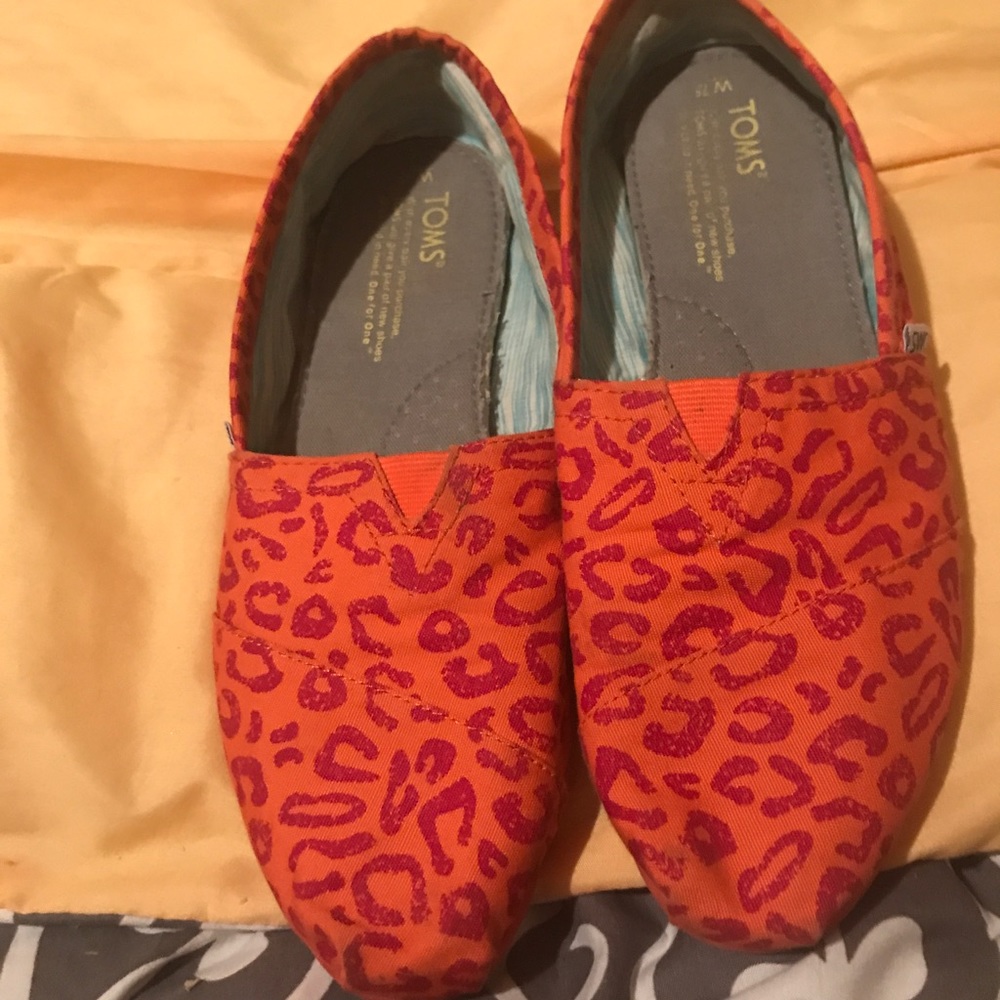 Tom's canvas slip on's like new!