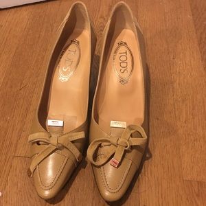 Tod's Driving Pump Sz 8.5, bow detail&kitten heel