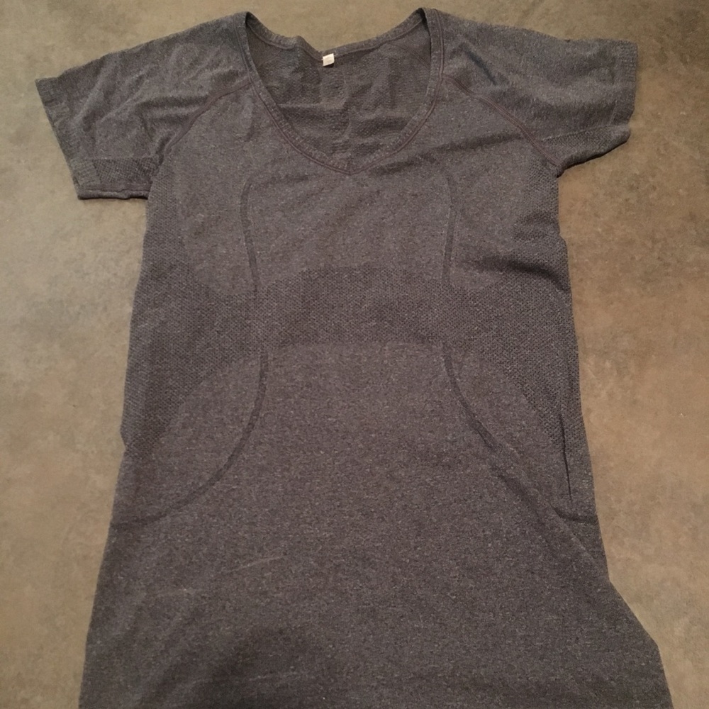 lululemon short sleeve top. Gray size 6