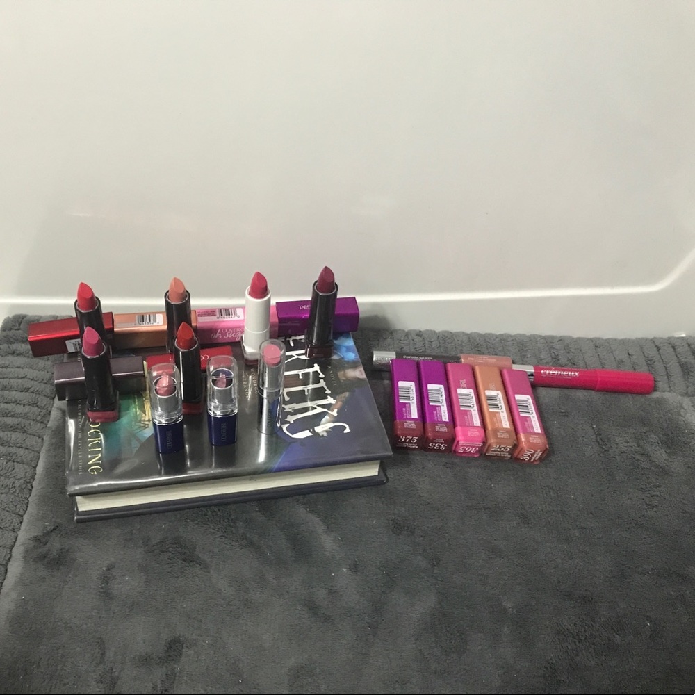 HUGE Unused/Unopened Cover Girl Lipstick Bundle