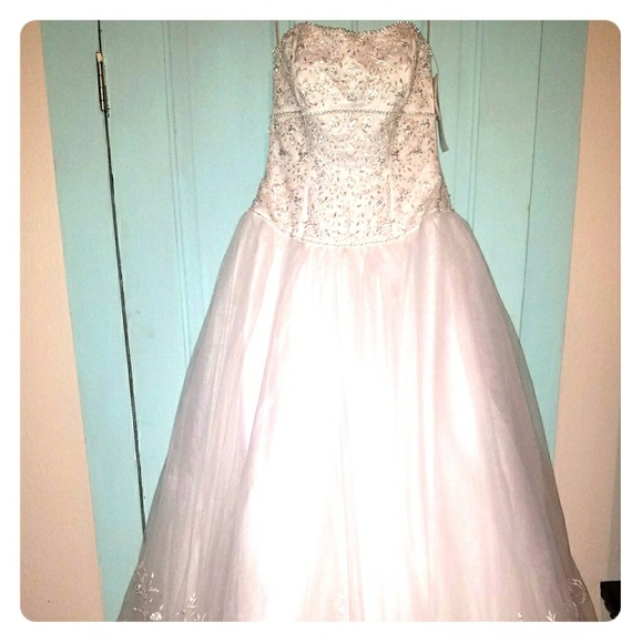 Wedding dress - Picture 1 of 6