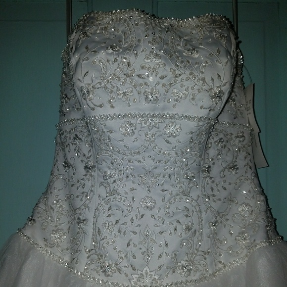 Wedding dress - Picture 2 of 6