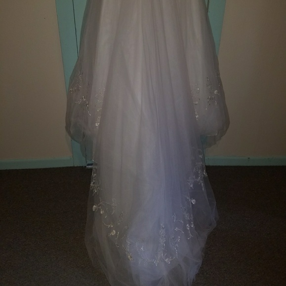 Wedding dress - Picture 3 of 6