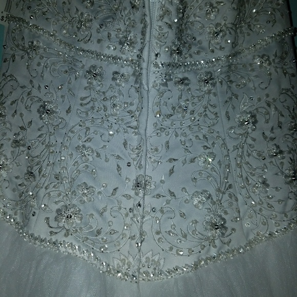 Wedding dress - Picture 4 of 6