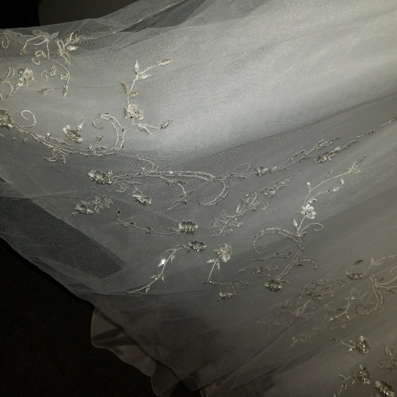 Wedding dress - Picture 6 of 6