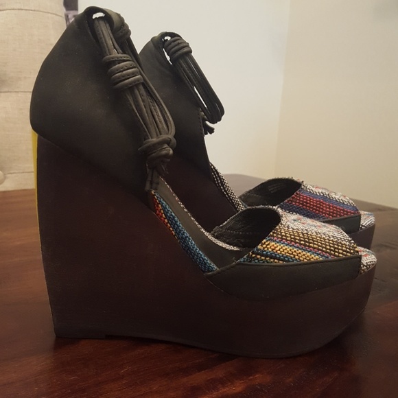 Gorgeous wooden and leather wedges!! Size 6 1/2 - Picture 2 of 7