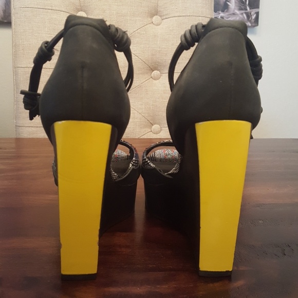 Gorgeous wooden and leather wedges!! Size 6 1/2 - Picture 3 of 7