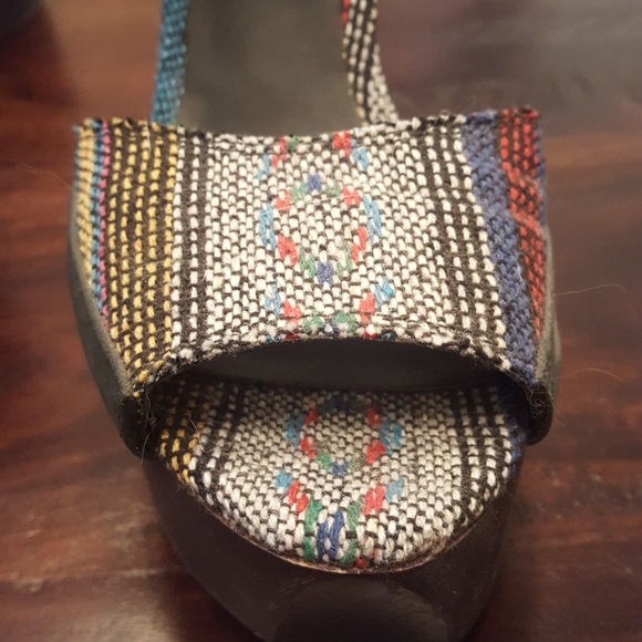 Gorgeous wooden and leather wedges!! Size 6 1/2 - Picture 4 of 7