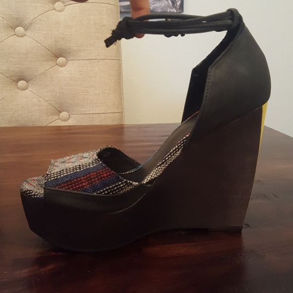 Gorgeous wooden and leather wedges!! Size 6 1/2 - Picture 5 of 7