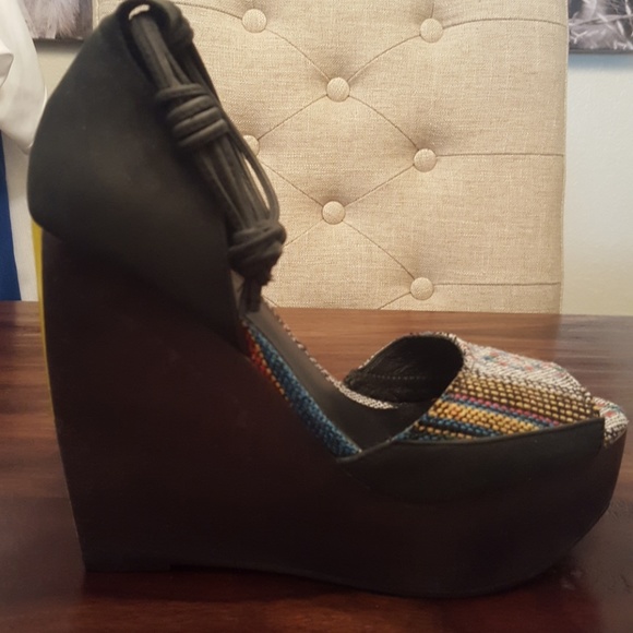 Gorgeous wooden and leather wedges!! Size 6 1/2 - Picture 7 of 7