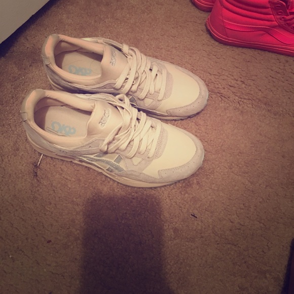 Tan and blue asics - Picture 1 of 5