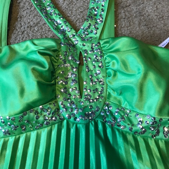 Green dress with silver sparkles - Picture 2 of 2