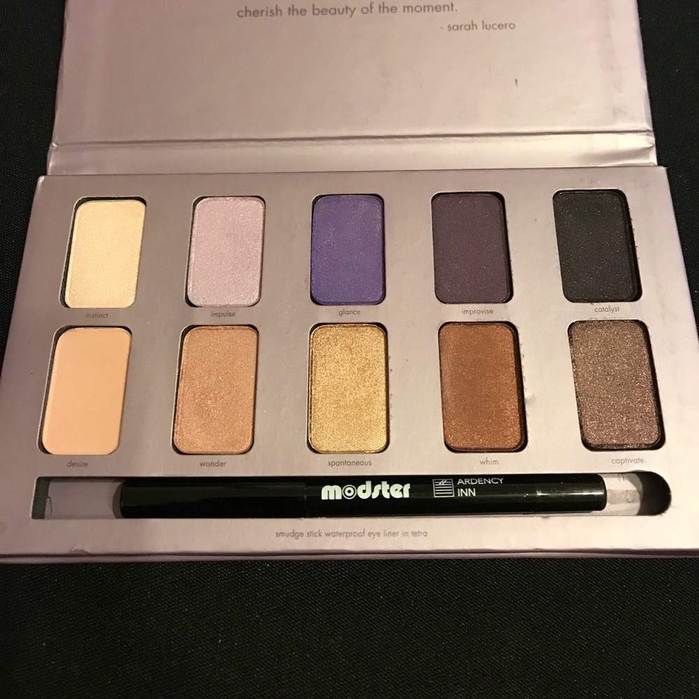 Stila In the Moment Eyeshadow Palette