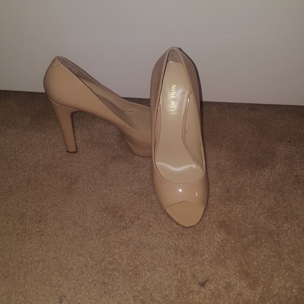 Nude Pumps