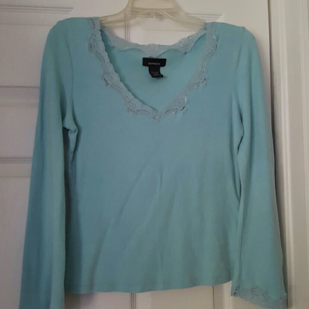Express long bell sleeve seafoam VNeck T